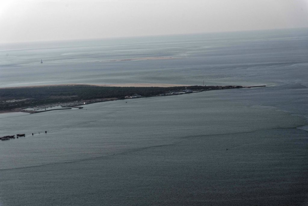 Partis de Charente-Maritime, nous arrivons rapidement sur l'estuaire de la Gironde avec la Pointe-de-Grave et le phare de Cordouan très loin.