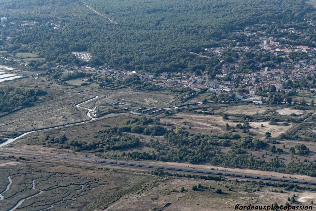 Le Verdon-sur-Mer. Au tout premier plan, un train attend son chargement de conteneurs certainement.