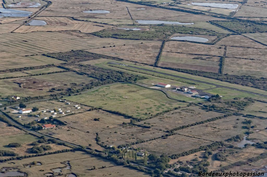 Soulac-sur-Mer. Avant d'y arriver, il faut traverser les marais. En haut et à droite, on aperçoit les bâtiments de l'aérodrome et sa piste d'atterrissage.