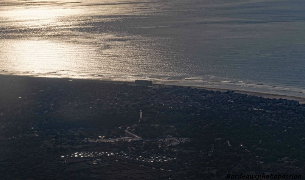 Mais quelle est cette silhouette au loin en bord de mer ? Patience vous le saurez bientôt.