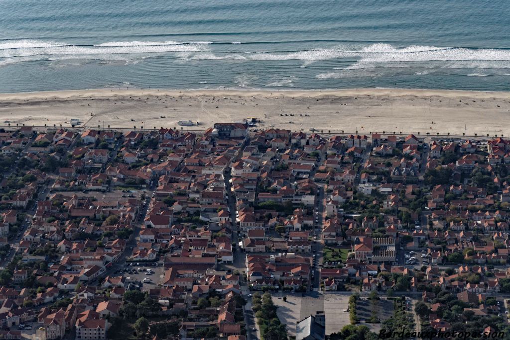 Au centre de la photo, la rue de la Plage. Elle concentre la grande majorité des commerces de la ville.