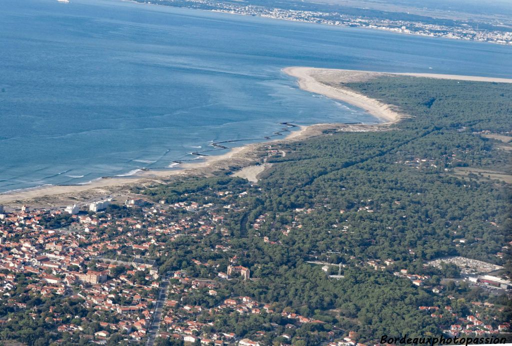 Au premier plan Soulac, puis la pointe Saint-Nicolas et au loin l'agglomération royannaise.