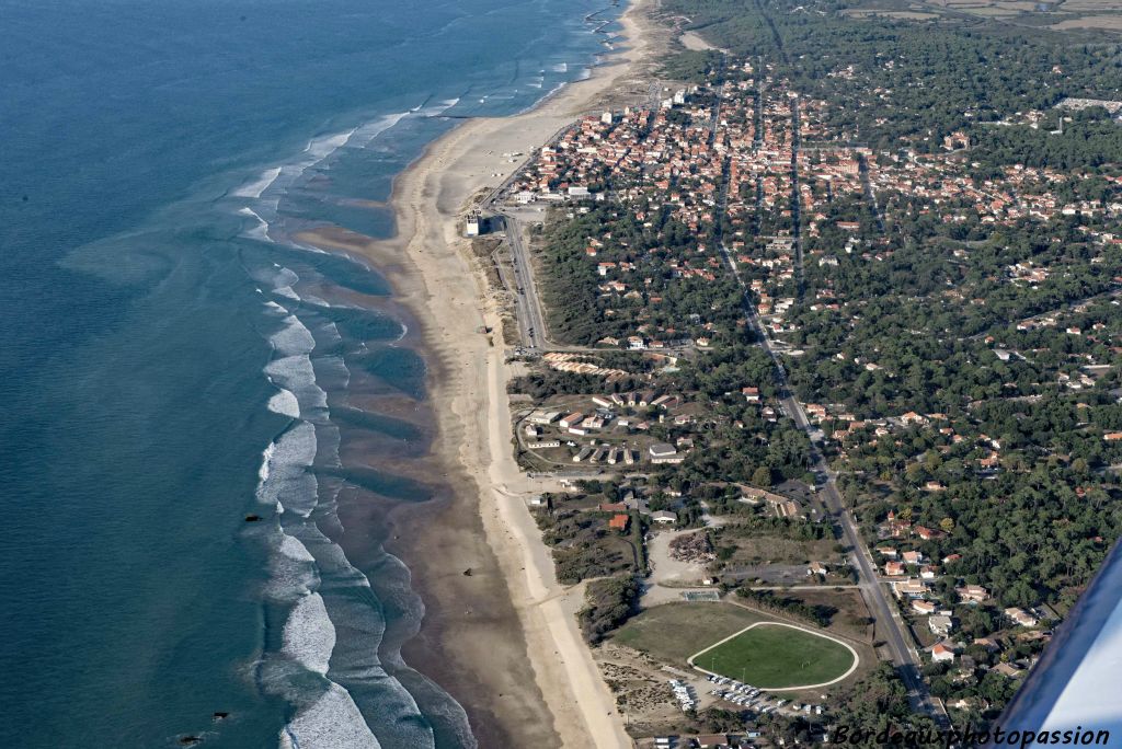 La rue venant de la plage toute proche de l'Amélie pénètre dans le cœur de Soulac.