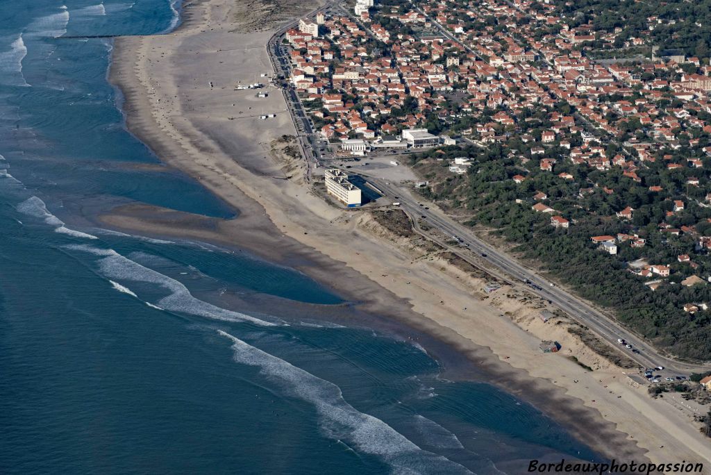 Le boulevard du Front de Mer amène au Signal et au nouveau casino des années 70.