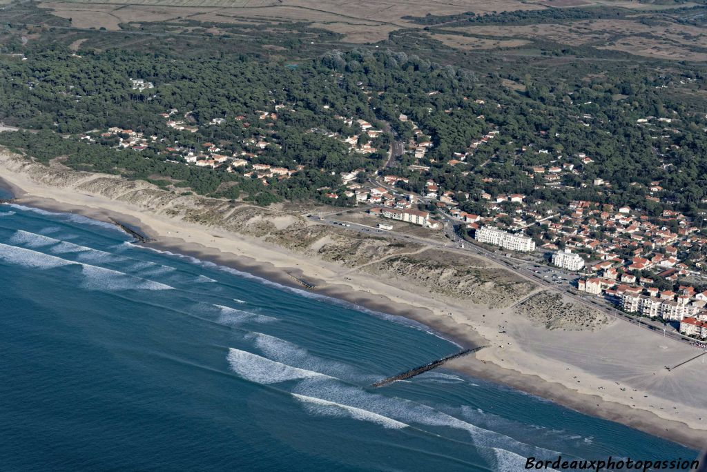 L'épi Barriquand qui s'avance dans la mer a  été surélevé et allongé. Il permet de capter le sable que les courants porteraient quelques kilomètres plus au nord.