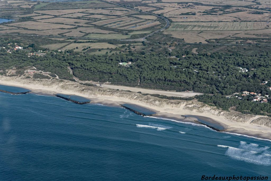 Des protections artificielles ont été construites dans les années trente entre Soulac et la Pointe de Grave.