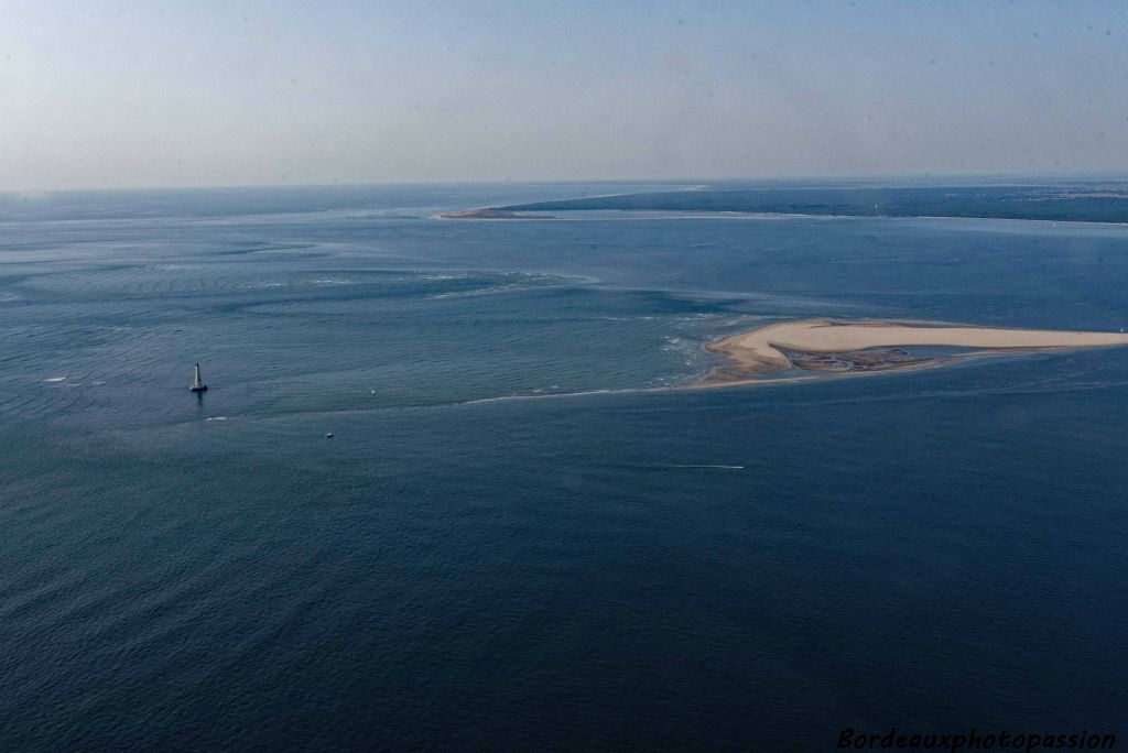 Elle est située sur le plateau de Cordouan, non loin du phare et à l'entrée de l'estuaire de la Gironde.