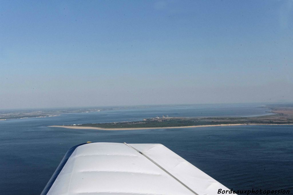 La Pointe-de Grave est aussi située sur la commune du Verdon. Elle pointe son nez vers la Charente-Maritime d'où nous sommes partis avec notre pilote. Merci Alain M.