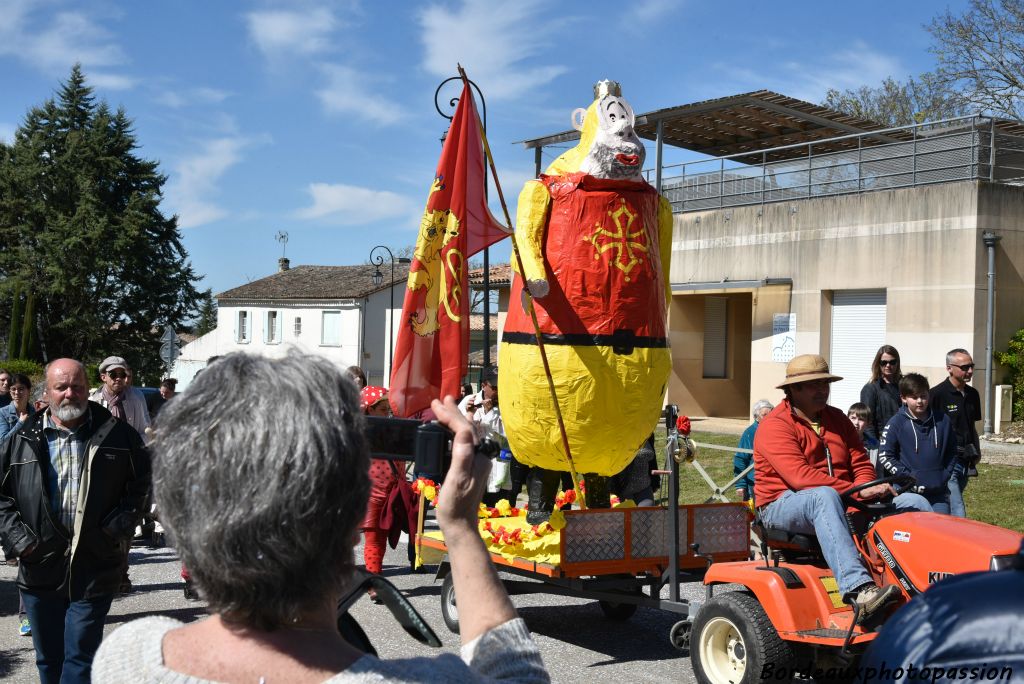 Un carnaval sous le signe de l'occitan. Saint Pançart est en queue de défilé.