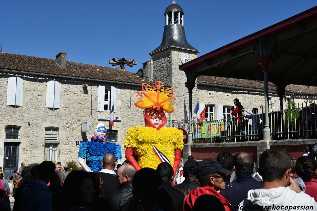 Passage obligatoire devant la mairie.