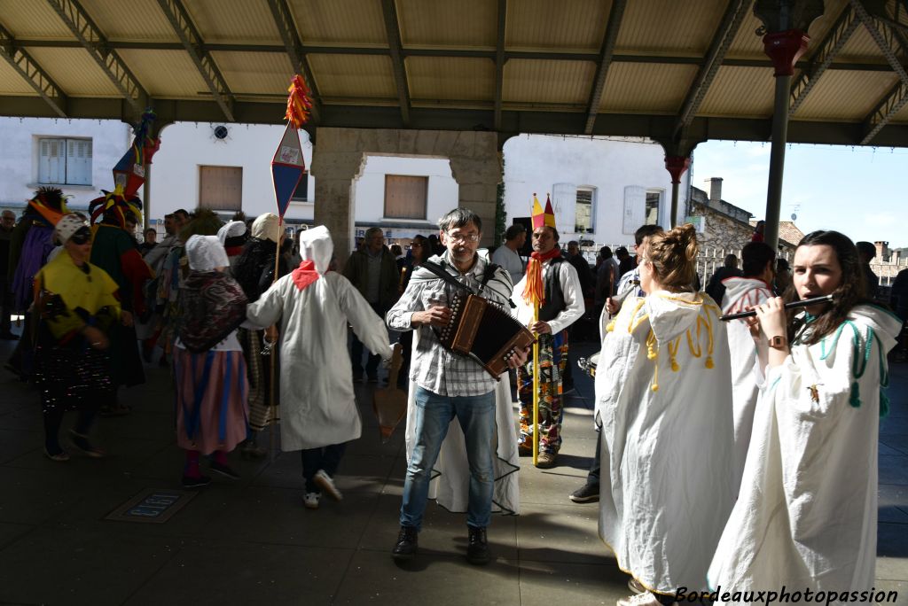 Farandole sous la halle.