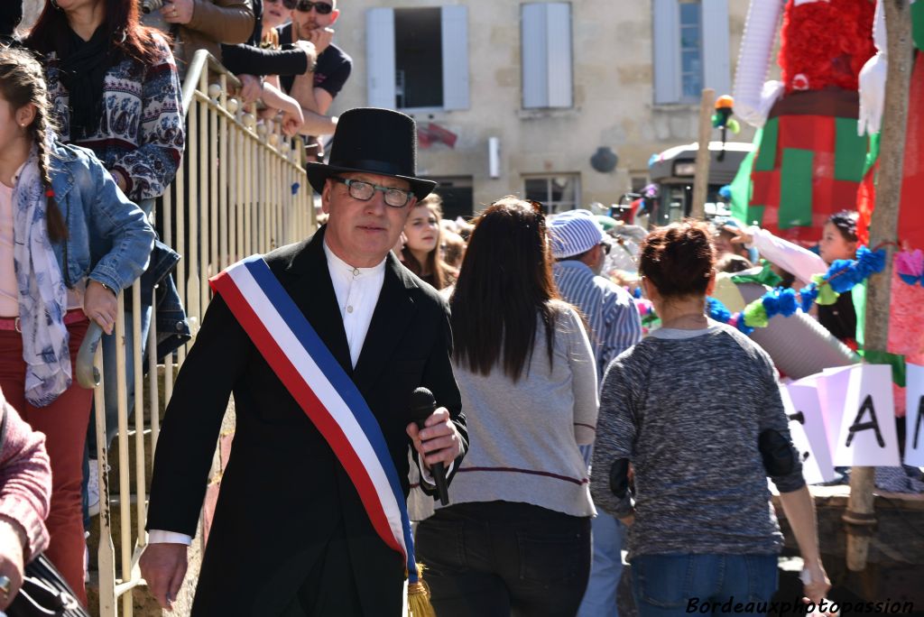 Monsieur le maire est bien là. Il cherche à rejoindre sa mairie...