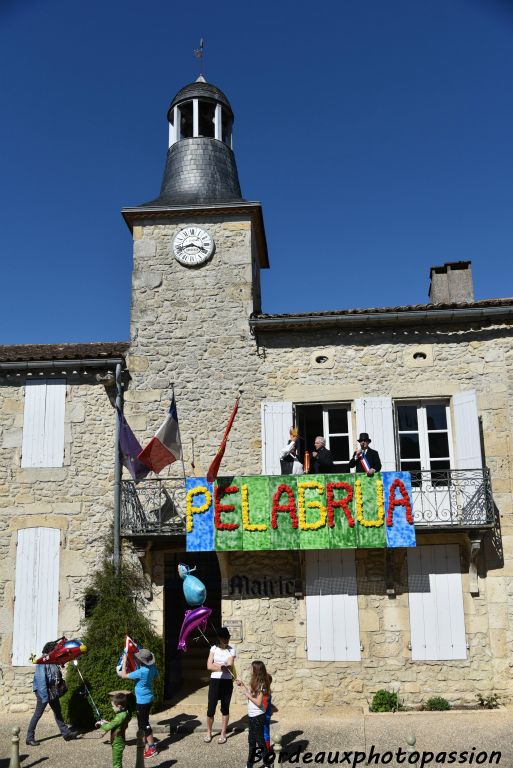 car c'est depuis ce balcon qu'il va remettre les clés de la ville à monsieur Carnaval.