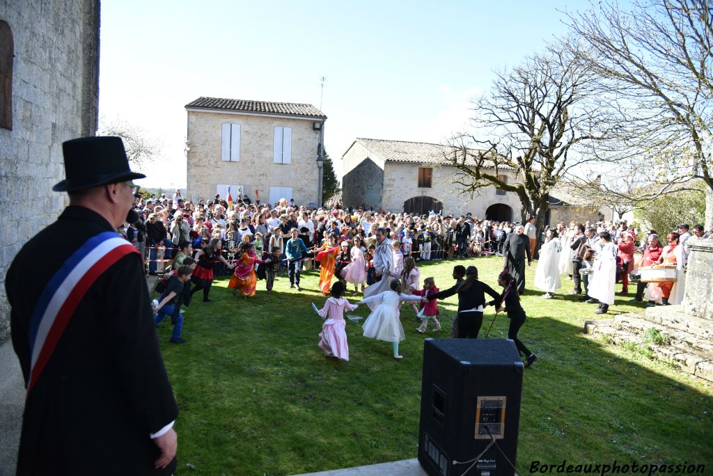 En attendant monsieur Carnaval, les enfants dansent.