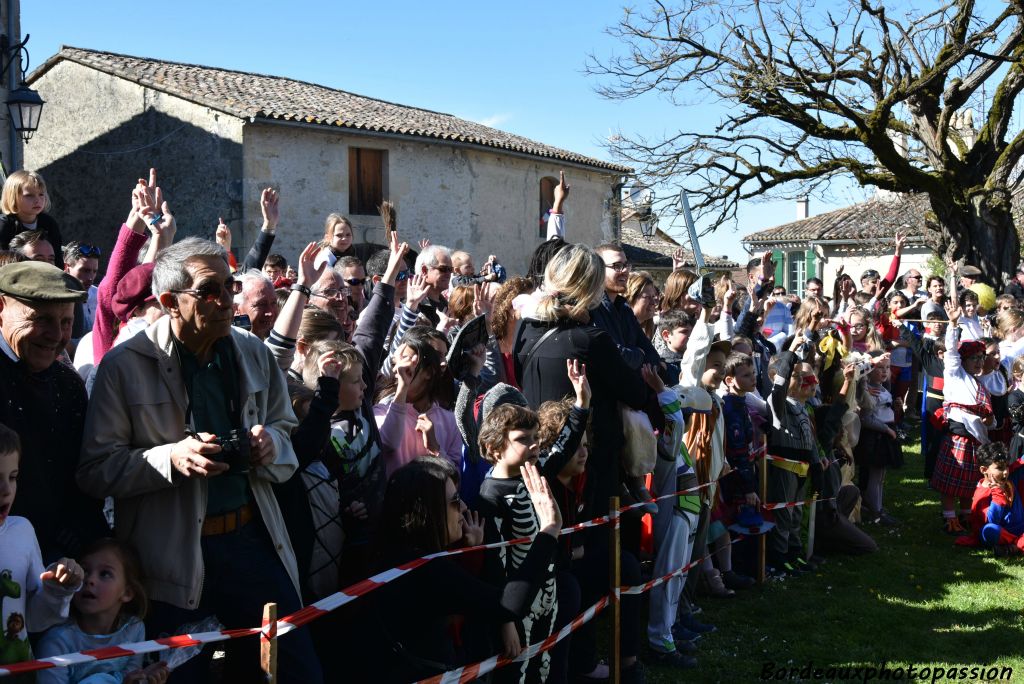 Beaucoup de mains se sont levées dans la foule surtout celles des enfants.