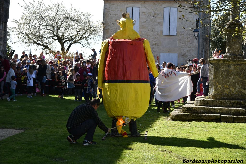 Mais c'est bien entendu Saint Pançart qui sera mis à feu et brûlé afin, comme le veut la tradition, qu'il renaisse de ses cendres.