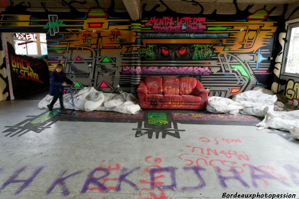 Peut-être un ancien élève en patinette qui savait que les artistes ont travaillé sur plus de 1000m2 de surface. Au fond une œuvre de Scaner.