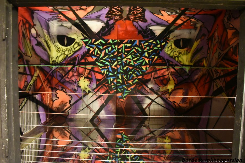 777 army feat Djoul qui a utilisé des miroirs au sol.