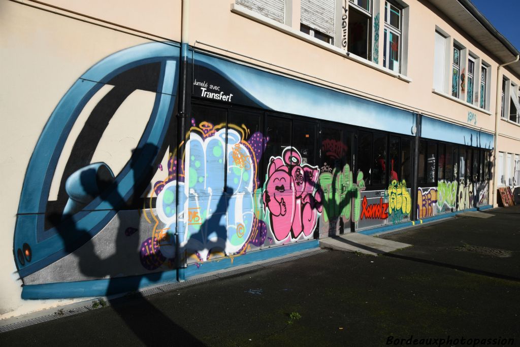 Un tramway chargé de graffiti que les anciens élèves auraient certainement appréciés.