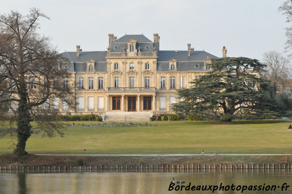 Le château Bourran à Mérignac  est placé dans un écran de verdure créé par le paysagiste Louis Le Breton vers 1870.