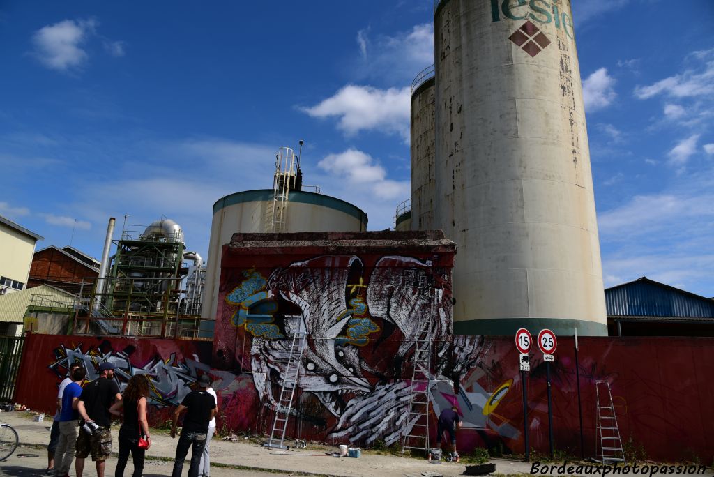 Avant sa démolition programmée, l'ancienne usine Lesieur aux Bassins à flot a été elle aussi relookée. 