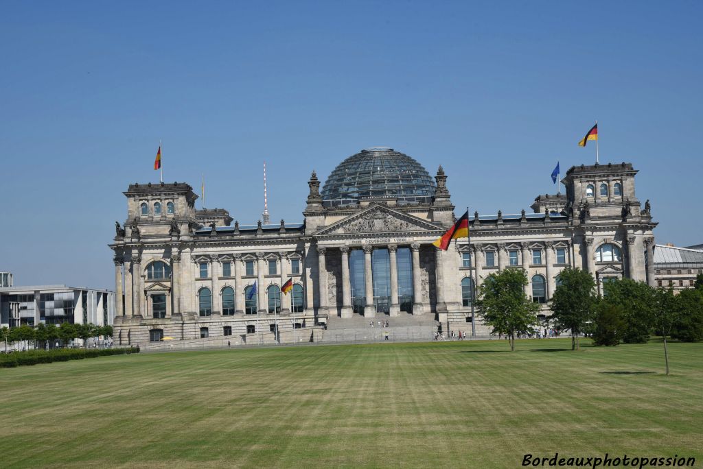 Le palais du Reichstag abrite le Bundestag de la République fédérale d'Allemagne depuis le retour des institutions à Berlin en 1999.