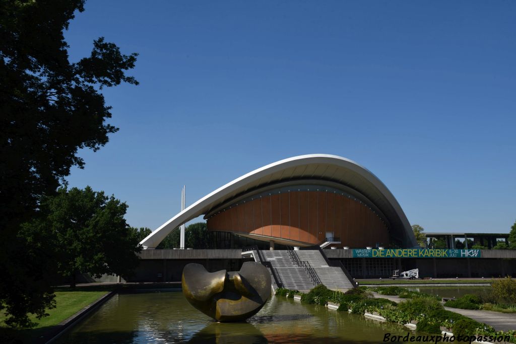 La Maison des cultures du monde, communément appelée l’huitre enceinte. 