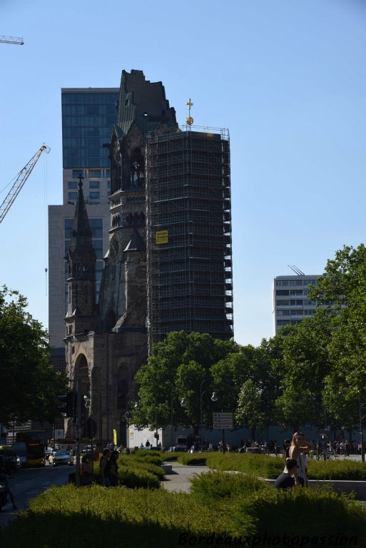 L'église du souvenir. Cette église très endommagée pendant la Seconde Guerre mondiale n'a pas été restaurée pour servir de mémorial aux victimes du conflit. 