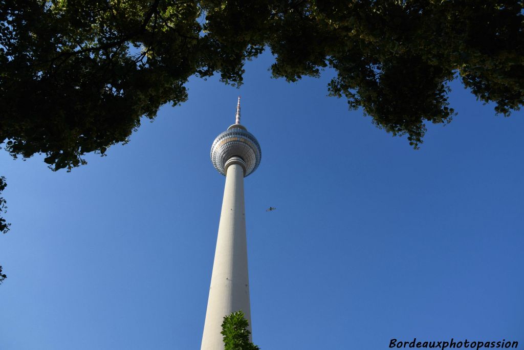 Le Fernsehturm est une tour émettrice pour la radio et la télévision.