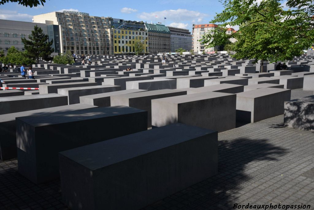 Entre la porte de Brandebourg et la Potsdamer Plaz, le mémorial aux juifs assassinés d'Europe perpétue le souvenir des victimes juives exterminées par les nazis au cours de la Shoah.