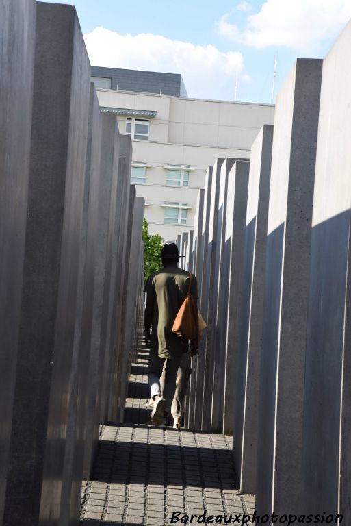 Sous ce champ de stèles se trouve la « Place de l'Information » (allemand : Ort der Information), qui contient le nom de toutes les victimes juives recensées par le musée israélien Yad Vashem.
