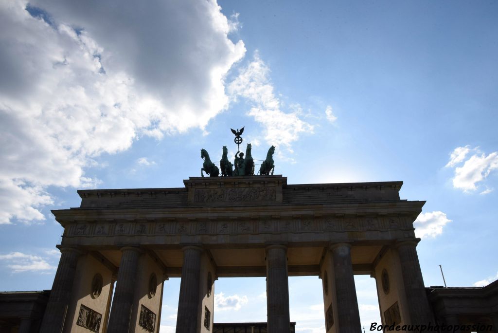 La porte de Brandebourg (Brandenburger Tor en allemand), qui se situe à l'entrée de l'ancien Berlin, est un symbole de la ville.