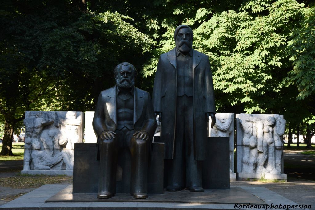 Les statues de Karl Marx et Friedrich Engels.