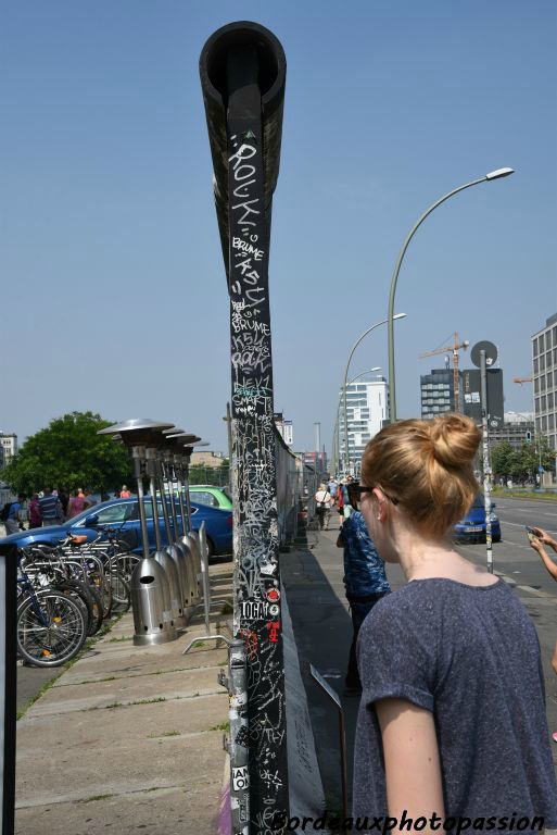 L'East Side Gallery est un morceau du mur de Berlin de 1,3 km de long situé près du centre de Berlin, qui sert de support pour une exposition d'œuvres de street art.