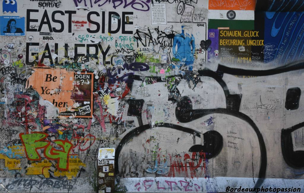 Ce mur est constitué de 118 peintures d'artistes de divers pays, du côté est du mur de Berlin. Elle est peut-être la plus grande galerie permanente en plein air dans le monde.