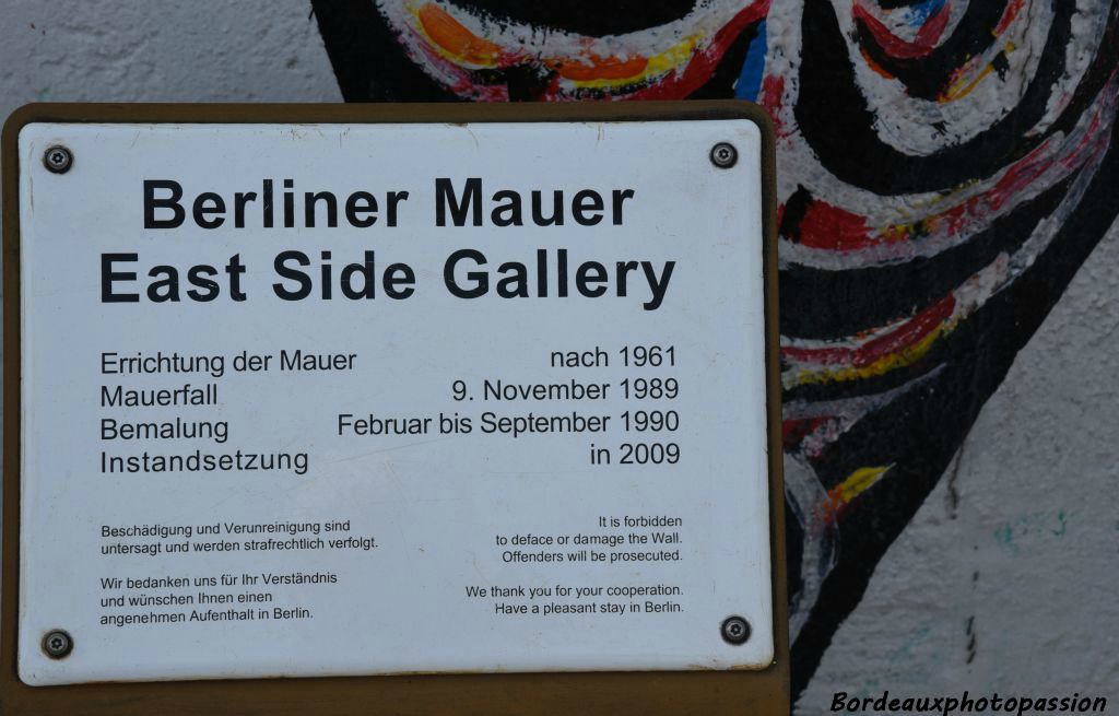 Le mur a été érigé en 1961. La chute du mur est en 1989. En 1990 les artistes décorent le mur.  A l'occasion du 20e anniversaire de la chute du mur, les artistes ont été invités à restaurer leurs œuvres en 2009, des œuvres dégradées par le temps et les touristes.