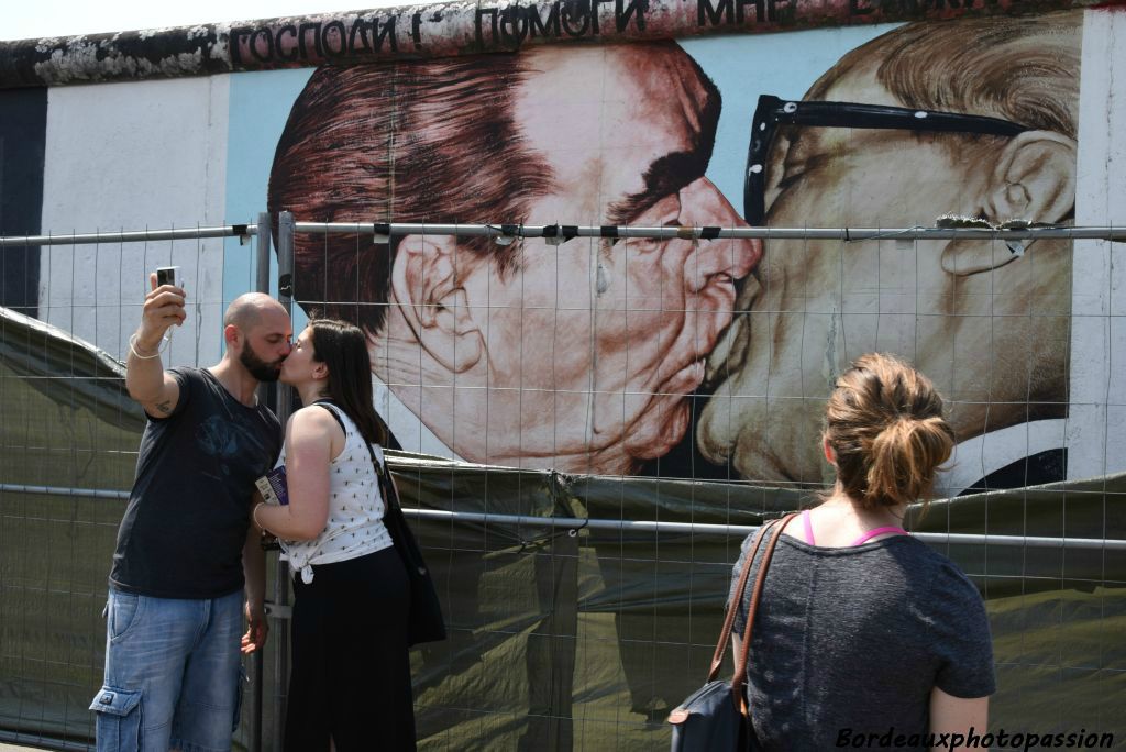 Elle représente un baiser entre le dirigeant de l'URSS, Léonid Brejnev, et du dirigeant de la RDA, Erich Honecker. La peinture est inspirée d'une photographie prise par le Français Régis Bossu.