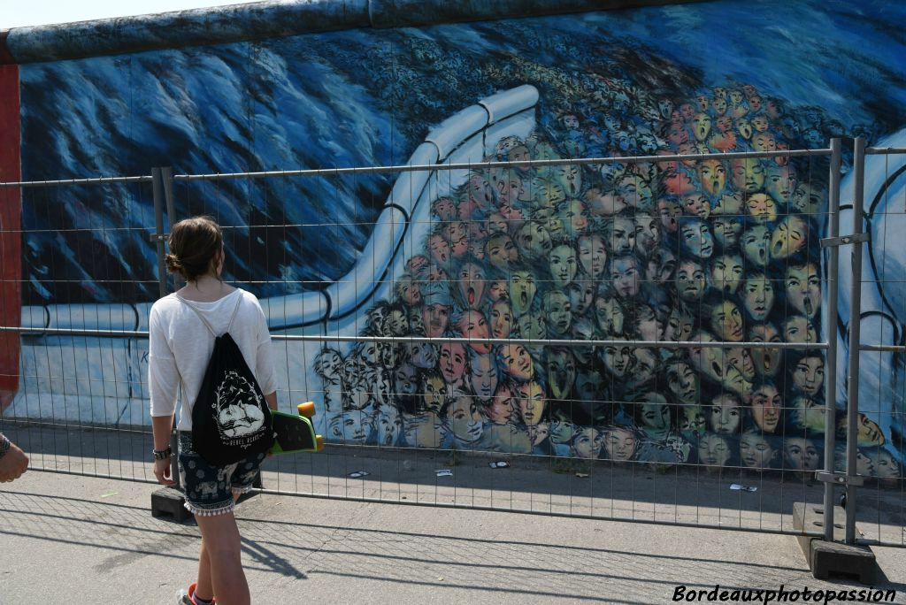  "Ça s'est passé en novembre », est une œuvre picturale de type graffiti de Kani Alavi, artiste berlinois d'origine iranienne