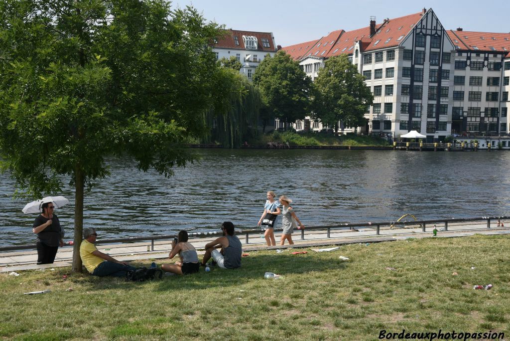 Tout près du mur, la rivière Spree coule paisiblement.