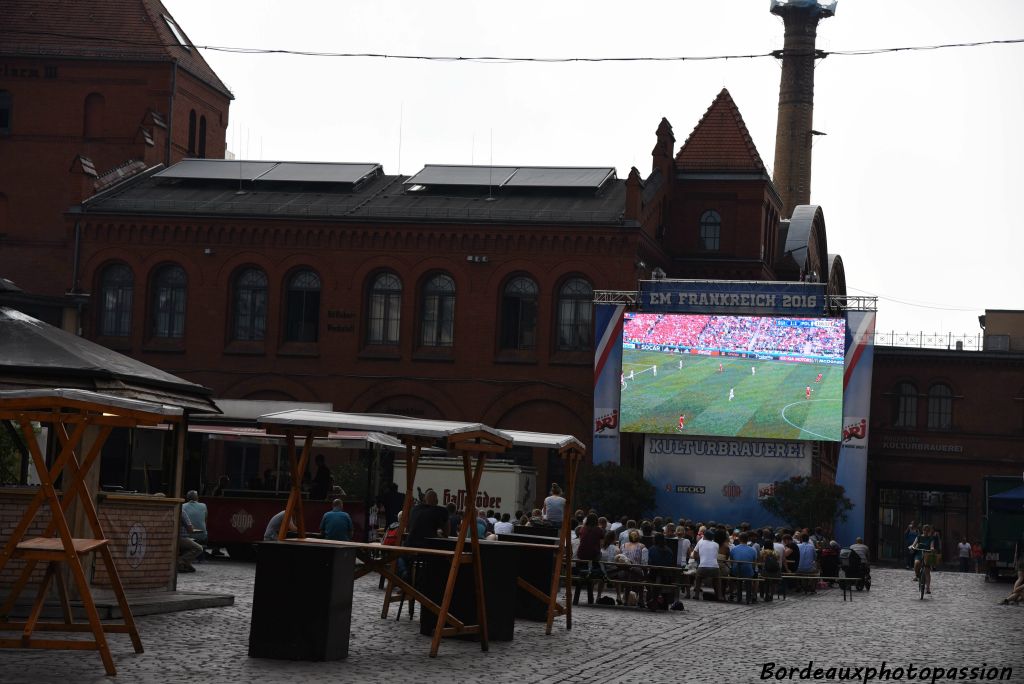 Dans une des nombreuses cours, un grand écran a été dressé à l'occasion de l'Euro 2016.