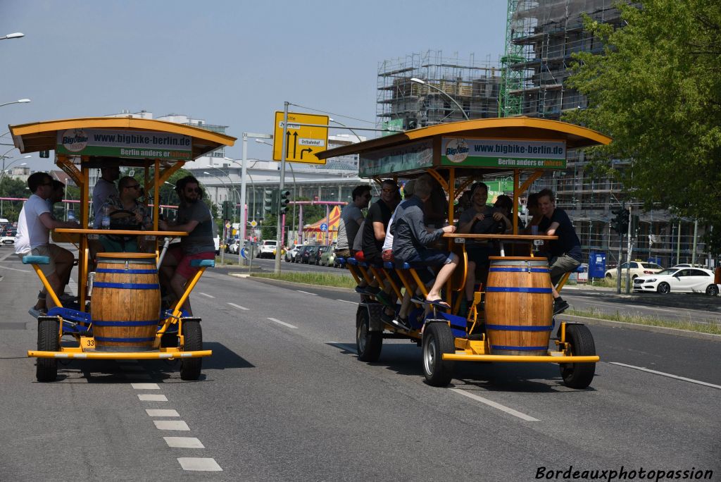 Quelques curiosités au hasard des balades berlinoises. Les bierbikes, vélos à bière jugés désastreux pour l'image du tourisme par les Berlinois.