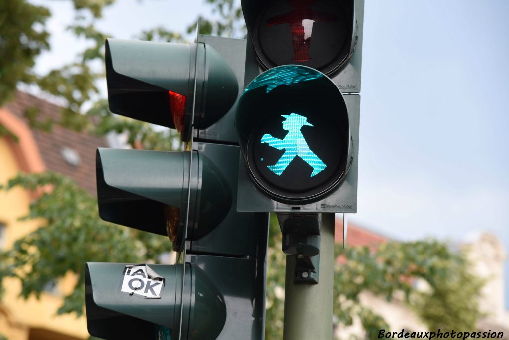 Ampelmann est le fameux petit bonhomme des feux de Berlin est. Il est connu dans le monde entier.