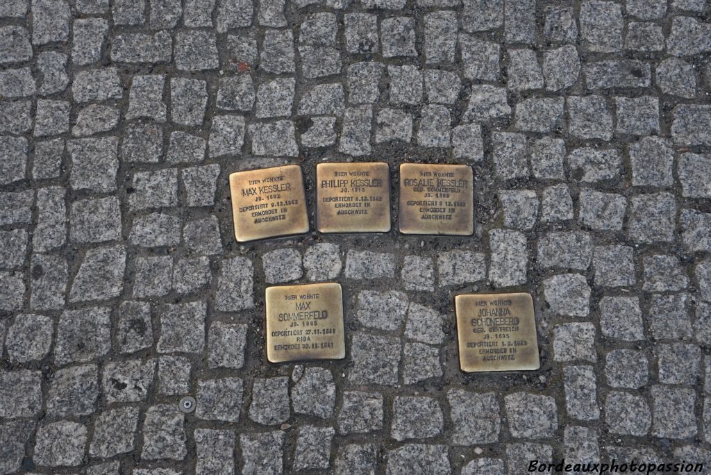 Une «Stolperstein», un pavé portant le  nom de juifs victimes de l'holocauste. Ils sont placés sur le trottoir en face de l'immeuble où les juifs habitaient.