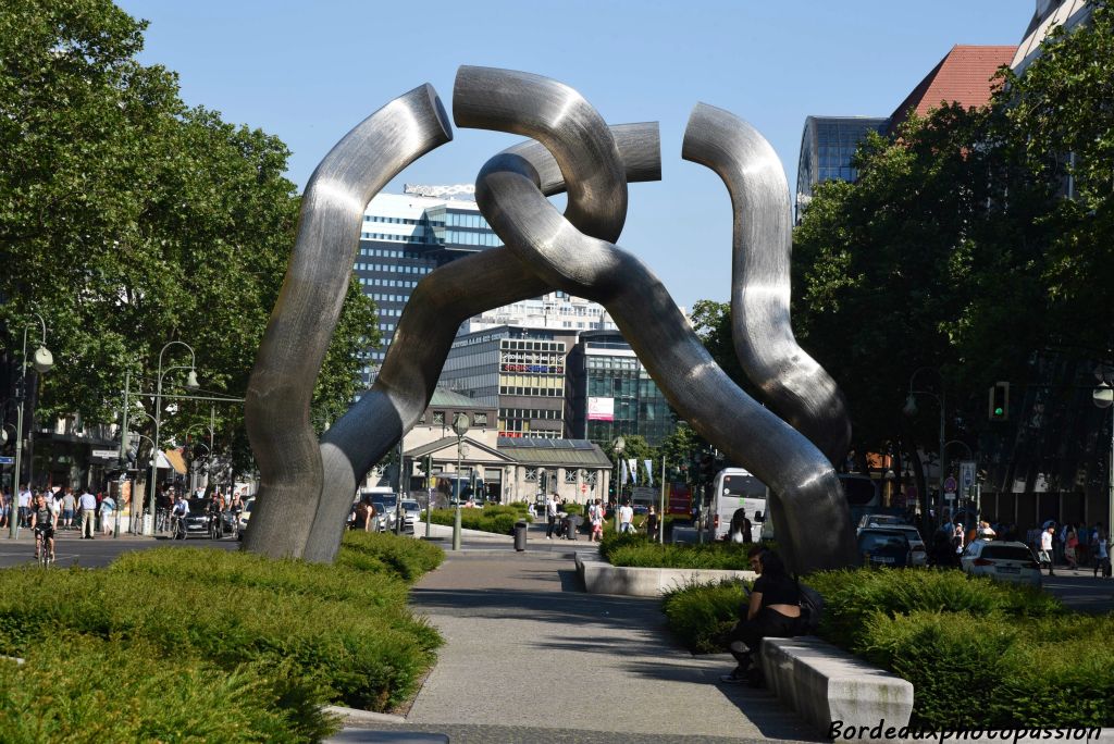 La sculpture "Berlin"  se présente telle une porte monumentale au milieu du boulevard de Tauentzien. Elle est composée de plusieurs tubes en chrome formant les contours de Berlin-Ouest et Berlin-Est. Les tubes tentent de se rejoindre sans jamais se toucher. 