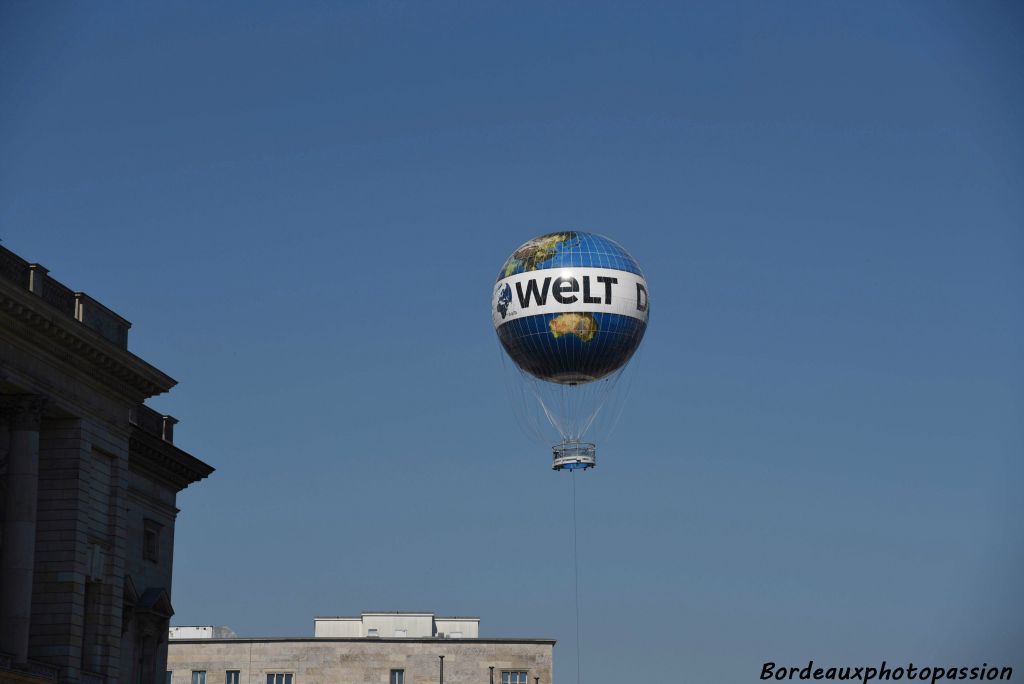 Die Welt (littéralement « Le Monde ») est, avec le Süddeutsche Zeitung et le Frankfurter Allgemeine Zeitung, un des trois plus grands quotidiens allemands. Son édition du dimanche est nommée Welt am Sonntag. Le journal est distribué dans plus de 130 pays.