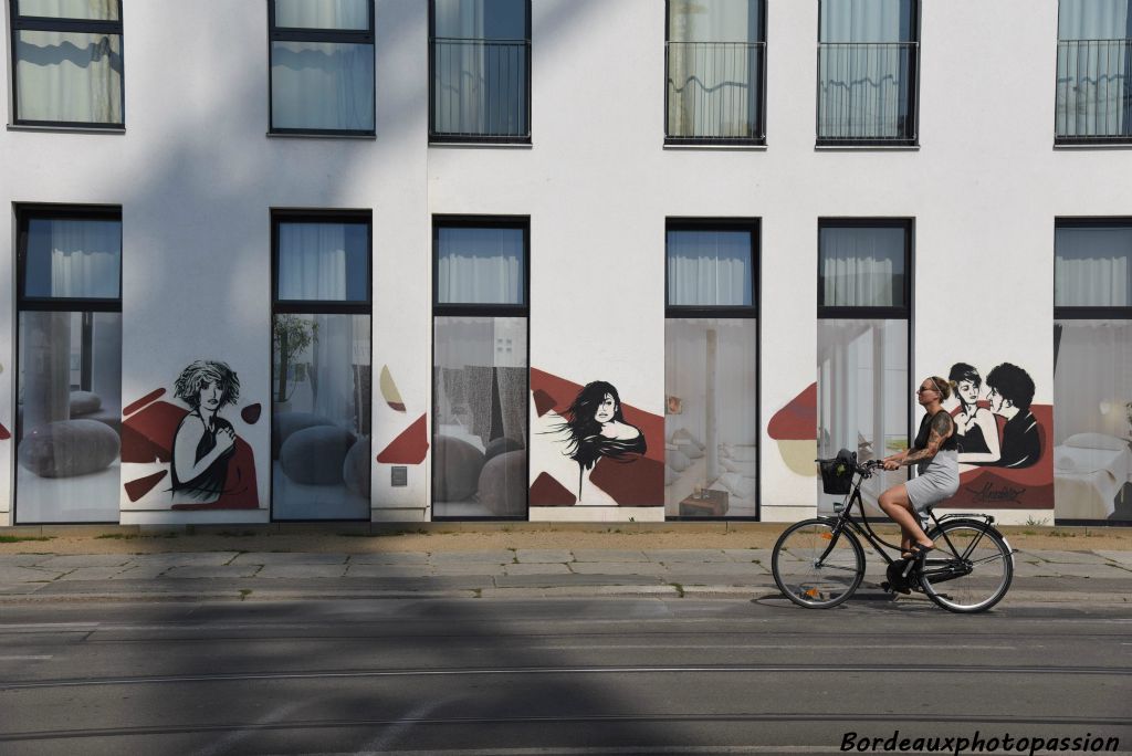 Graffs sur les murs et tatouages sur les bras de beaucoup de Berlinoises.