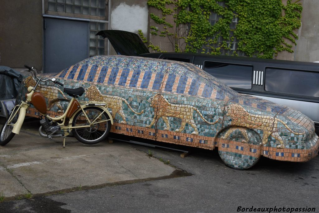 Mobylette et voiture dans les mêmes tons !