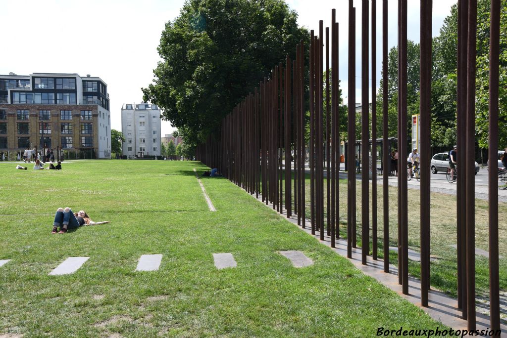 Sur le lieu historique qu'est la Bernauer Strasse, il a été aménagé sur l'ancienne zone frontalière.