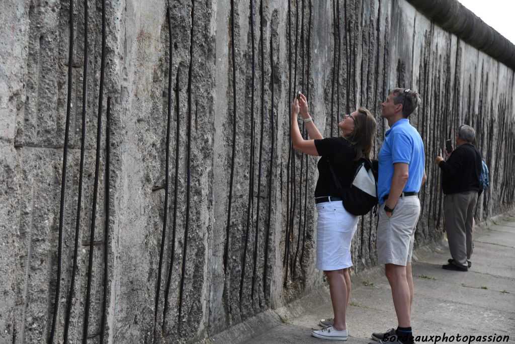 Restes de mur. Les touristes avaient tendance à emporter un souvenir du mur.