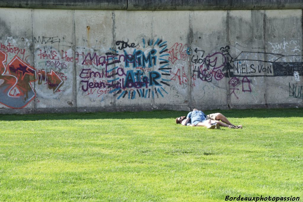 L'amour devant le mur de la liberté.